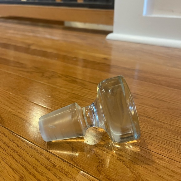 Elegant Glass Decanter with Six Shot Glasses - Picture 5 of 7